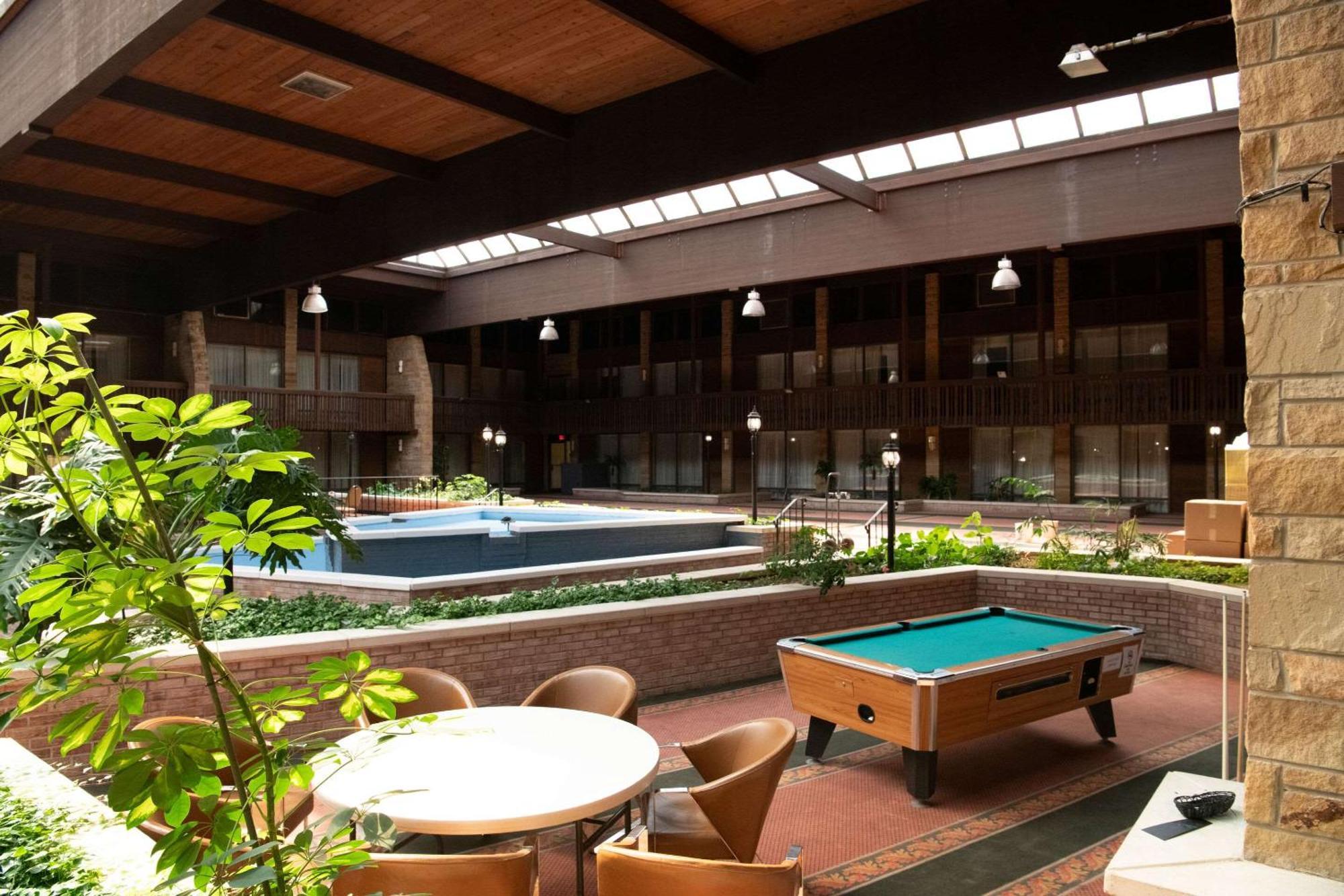 Quality Inn & Conference Center Somerset Exterior photo